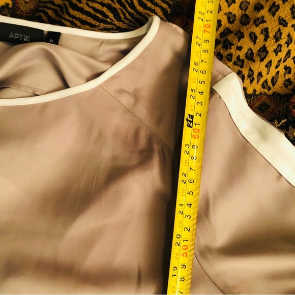 APT. 9 size XL Ivory & Tan color block open back silky top with shirred wrist - Picture 3 of 8